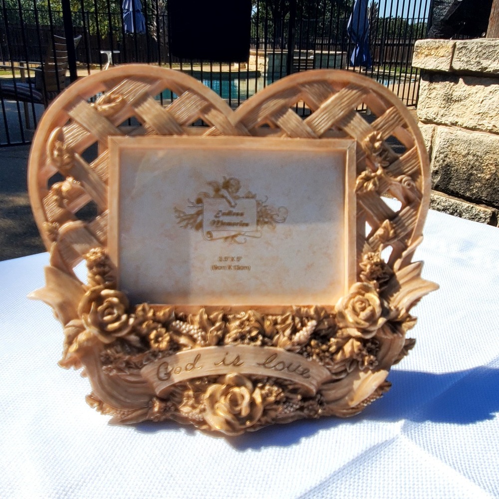 "God Is Love" Heart Picture Frame ♡ Home And Garden ♡ Holds 1 - 3.5"‎ X 5" Photo